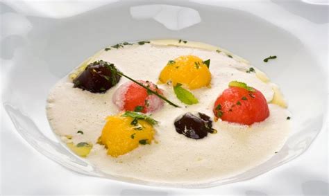 100%(1)100% encontró este documento útil (1 voto). Receta de Sopa fría de piñones y nueces - Bruno Oteiza