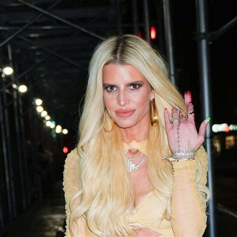 Jessica Simpson Highlights Her Tiny Waistline And Washboard Abs In Eye Popping Outfit Hello