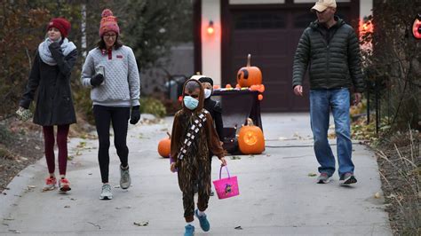 Halloween Photos Trick Or Treating In Ames Iowa Amid Covid 19