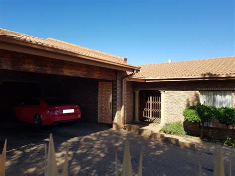 Bank owned repossessed property in st elizabeth for sale, property has abandoned building. FNB Repossessed Eviction 4 Bedroom House for Sale in Ermelo