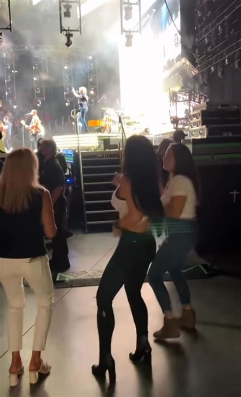 Jeff Bezos Girlfriend Lauren Sanchez Dances At Jewel Concert In Heels