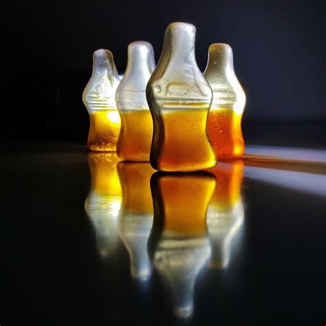 Fotos Gratis Mano Vaso Color Beber Amarillo Botella De Vidrio