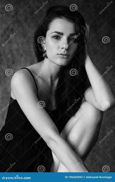 Portrait Noir Et Blanc D Une Jeune Fille Brune Aux Cheveux Longs Dans