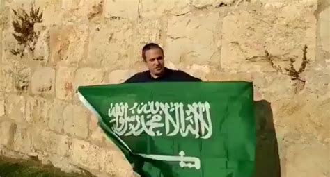 إسرائيلي يرفع علم السعودية في القدس فما الرسالة التي وجهها؟ Cnn Arabic