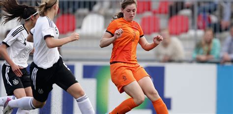 Donderdag verzamelt de selectie in bad tatzmannsdor. PSV.nl - Nouwen in EK-selectie Oranje O19