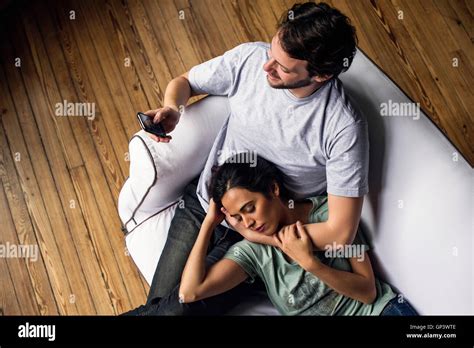 Man resting head on lap fotografías e imágenes de alta resolución Alamy