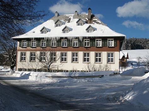 In our newly built steigenhaus the shapes and natural materials traditionally used in building houses in the black forest have been interpreted in a modern way. Breitnau Schwarzwald, ein Haus im Winter Foto & Bild ...
