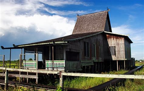 Semua ada asal usul serta ciri khasnya kawan. Desain & Arsitektur: Rumah Tradisional Suku Banjar