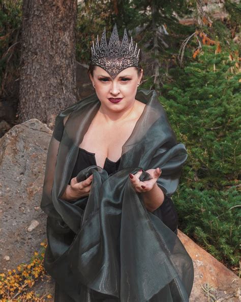 See how easy it is to recreate an easy diy once upon a time evil queen costume! DIY Evil Queen Costume - Plus Size Halloween - The Huntswoman