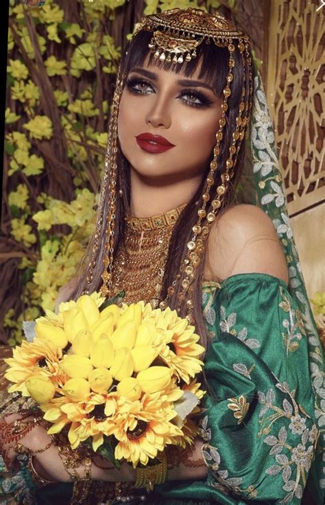 ليلة حنا | Afghan dresses, Yemeni clothes, Fashion makeup