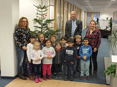 Einfaches banking, innovative app und persönliche beratung. Kleine Helfer schmückten Weihnachtsbaum in der Deutschen ...