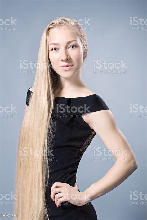 Schönes Mädchen Mit Dicken Und Langen Blonden Haaren Stockfoto Und Mehr Bilder Von Biegung Istock