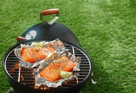 Foil baked salmon with leeks and bell peppers. Gourmet Barbecue With Grilled Salmon Fillets Stock Photo - Image of aluminum, garden: 50400078