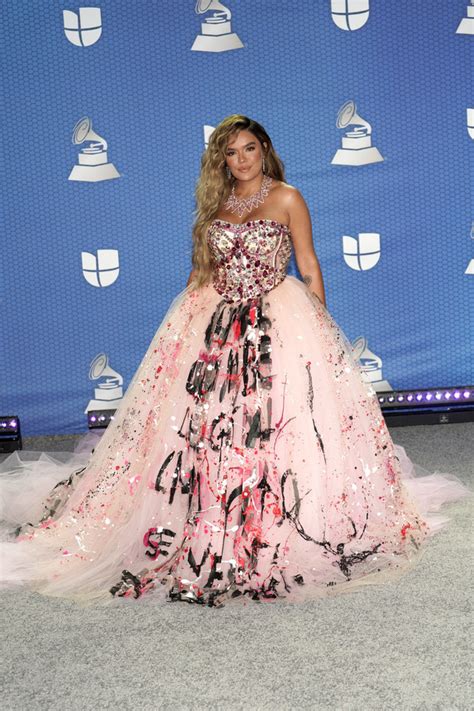 Karol g músicas novas 2020; Karol G lleva el look más rebelde de los Latin Grammys 2020