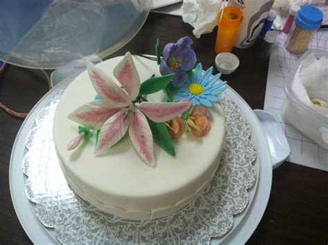 They offer a variety of classes, just click on the one you are interested in and you are well on your way to being enrolled. Class 4 Advanced Sugar Flowers on my student's cake ...