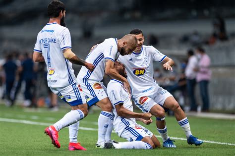 Classificação atualizada e tabela completa de jogos. Cruzeiro e Figueirense duelam na parte inferior da ...
