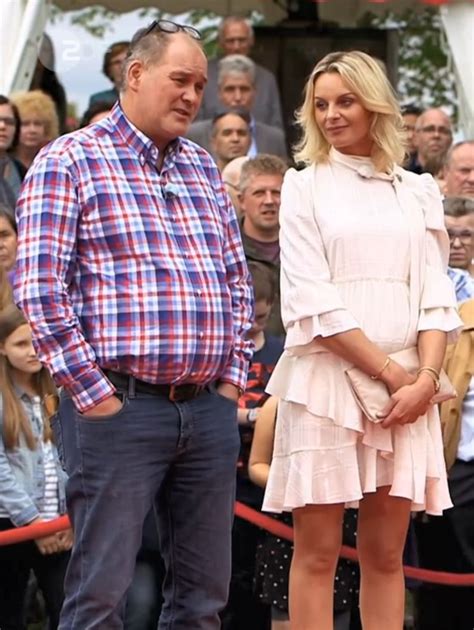 Insgesamt sieben experten stehen der sendung zur verfügung, jeder mit einem eigenen peinlicher fauxpas bei „bares für rares! Pin auf Celebrities German