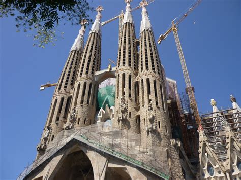 Información sobre familia en el diccionario y enciclopedia en línea gratuito. Tourispagne: La Sagrada Familia de Gaudí