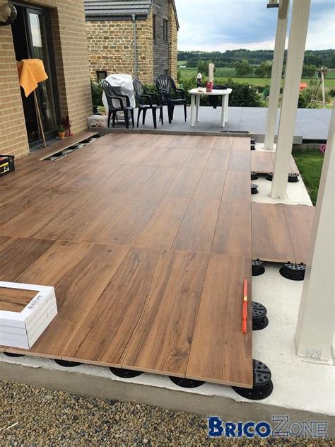 Pour poser une terrasse en bois dans de bonnes conditions sur votre support, il faut commencer par découper les lambourdes à la bonne longueur à l'aide de la scie circulaire. Terrasse carrelage sur plot - Nos Conseils