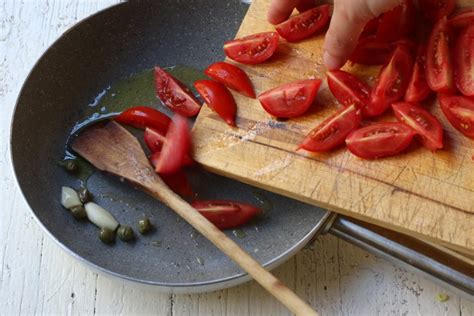 Questa ricetta è l'ideale per chi ama il pesce ma non gradisce che si secchi troppo in forno. Cernia con pomodorini e erbe aromatiche, gustoso secondo ...