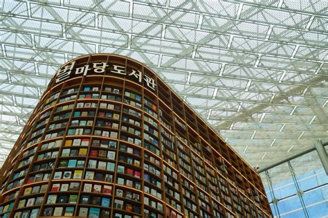 The free to attend library offers as many as 50,000 books and magazines. AREX: COEX Mall, Starfield Library in Seoul