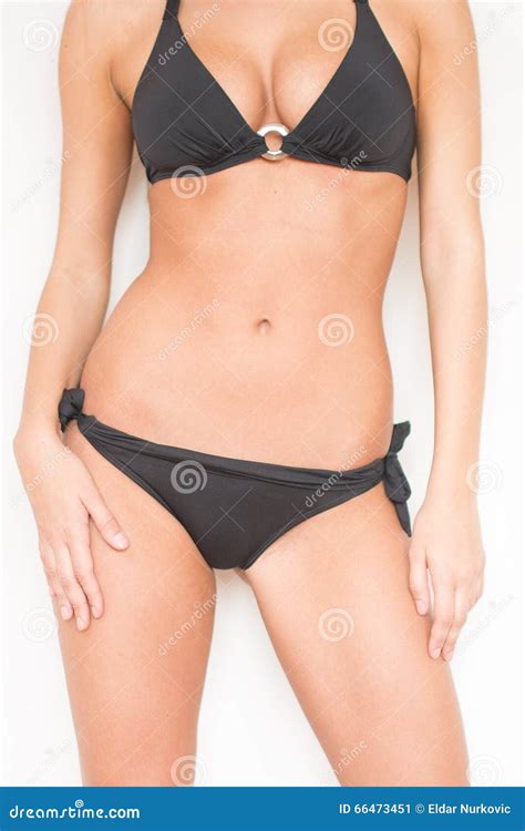 Sexig Solbränd Kvinna I Kropp För Passform För Bikinivisningsommar Varm Göra Perfekt Färdig