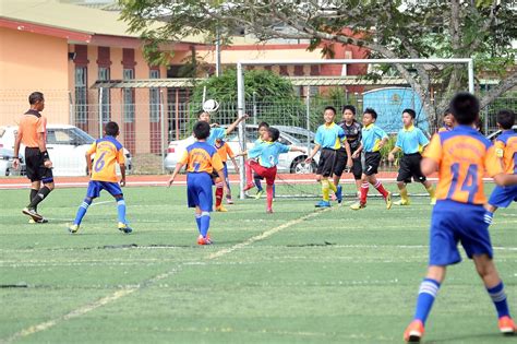 Sepak bola merupakan cabang olahraga yang disukai banyak orang, sepak bola juga menjadi ajang kejuaraan tingkat dunia, jadi tidak heran begitu banyak orang yang antusias terhadap sepak bola. Jabatan Pendidikan KoKurikulum Cawangan Daerah Tutong ...