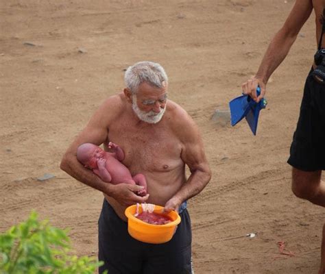 Woman gives birth in the Red Sea