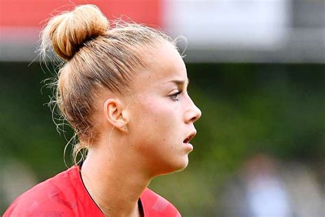 In the 35' minute she was carried off the pitch on a stretcher in obvious pain and distress. Giulia Gwinn wechselt zum FC Bayern - SC Freiburg - Badische Zeitung