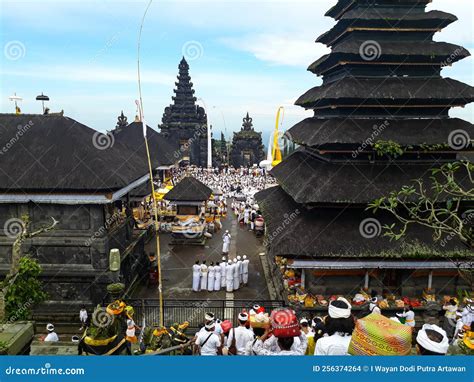 Balinese Hinduism People Praying At Rush Hour The Peak Of Ceremony