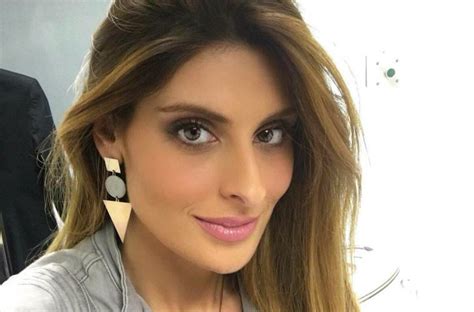 Ο παίκτης που μπήκε στο στόχαστρο των κόκκινων δεν θα μπορούσε να είναι άλλος από την ανθή σαλαγκούδη, που δέχτηκε καταιγισμό αρνητικών ψήφων. Ανθή Σαλαγκούδη: Mε απέρριψε ο Λιάγκας, με κέρδισε ο Περρής (vid-pics) - LifeViews