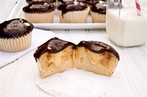In my world, more filling is more better. Boston Creme Filled Cupcakes Recipe - Cake Pops and Cup ...