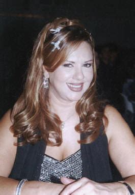 وظهرت الفنانة منة عرفة؛ بالبيجامة الحمراء فى منزلها احتفالا. صور الفنانين السورين وعائلاتهم