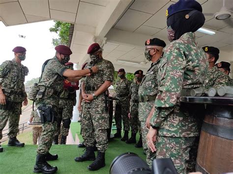 Panglima Tentera Darat Dianugerahkan Beret Merun Dan Sayap Penerjunan