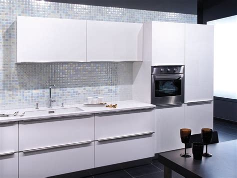 Los salpicaderos y los paneles de pared son fáciles de limpiar, elegantes y duraderos, y protegen las paredes mientras cocinas. Revestimientos para Cocinas con Elegantes Mosaicos Vítreos