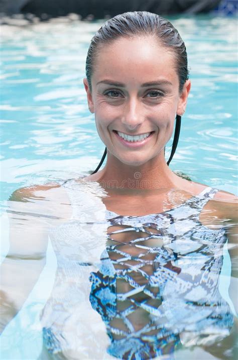 mujer en un traje de baño en la playa imagen de archivo imagen de actitud agua 89283049