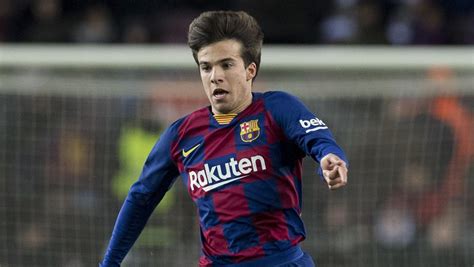 His shirt number is 6. Riqui Puig intentó y completó más pases que cualquier ...