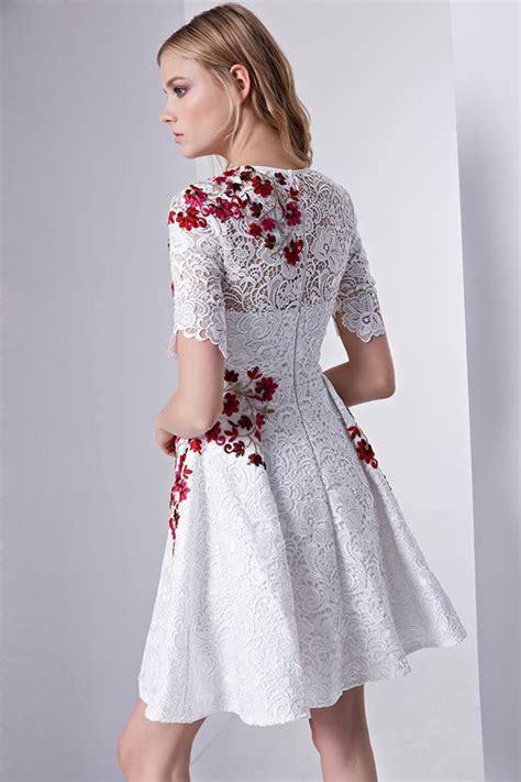 Longue robe ete fluide bleu pastel mariage. Petite robe blanche en dentelle bordée de fleurs à manche ...