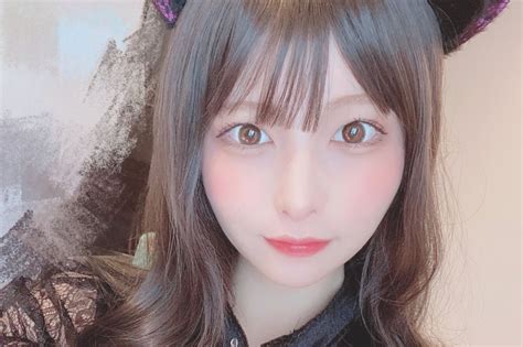 popular cosplayer “uramaru” receives rave reviews from fans for her “black cat ears” selfie shot