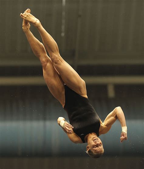 It consists of a vertical rigid tower with one or more horizontal platforms extending out over a deep pool of water. Brittany Ann Viola, american platform diver | Corpos ...
