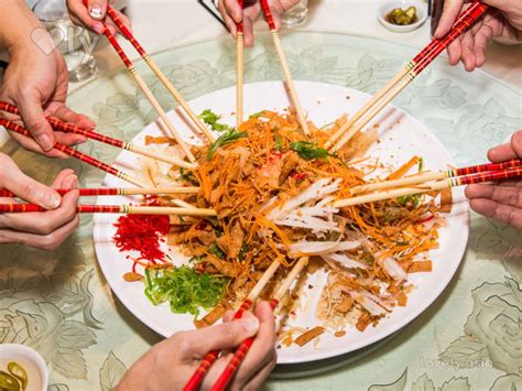 Usher in the chinese new year with this colorful yee sang (prosperity toss salad). 6 Ways to Make Your Yee Sang Healthier This Chinese New Year | Lovely.asia