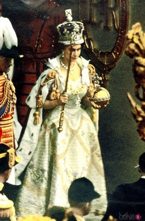 La Reina Isabel En Su Coronación Con La Corona De San Eduardo La Vida