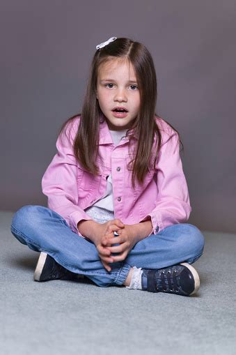 Foto De Linda De 7 Anos De Idade Usando Uma Jaqueta Rosa E Mais Fotos