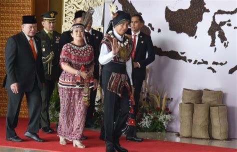 Presiden Jokowi Kenakan Baju Adat Tanimbar Maluku Pada Pidato Kenegaraan