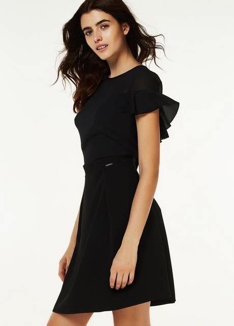 Con l'intimo taglie forti anche le donne e le ragazze più prosperose, a prescindere dalla loro età, hanno la possibilità di sentirsi a proprio agio con reggiseni, mutandine, culotte, babydoll e autoreggenti. Tute eleganti colorate