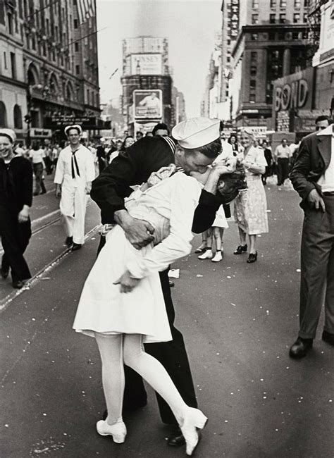 Elrectanguloenlamano Alfred Eisenstaedt´s Leica Iiia Which Captured V J Day Kiss In Times