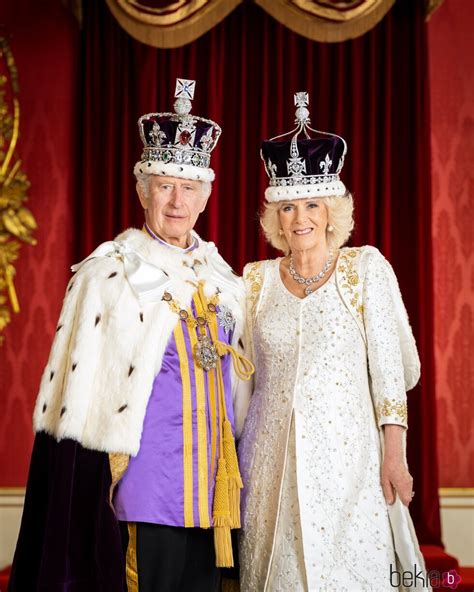 Retrato oficial de los Reyes Carlos y Camilla en la Coronación de
