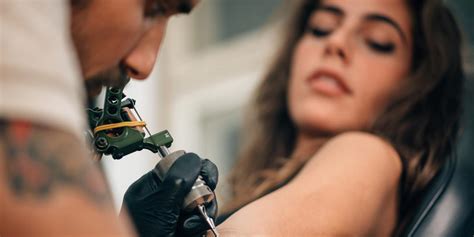 Błędy które popełnia wiele osób decydując się na pierwszy tatuaż Uroda