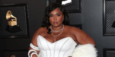 Chris evans responded to lizzo's drunk dm slide and this whole situation just got even better. Lizzo Flaunts Voluptuous Curves In Completely Nude ...