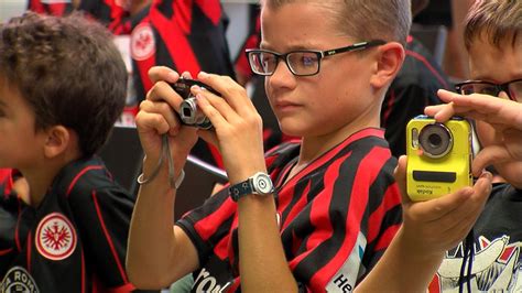 News, eindrücke aus dem training, interviews. Eintracht Frankfurt Kinder-Pressekonferenz - YouTube